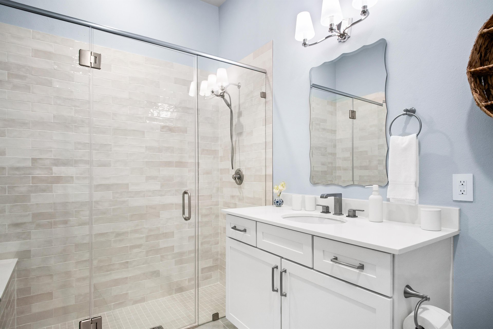 Third King Bathroom, 1st Floor