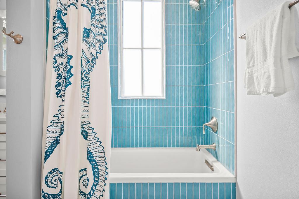 Primary Bathroom, 1st Floor