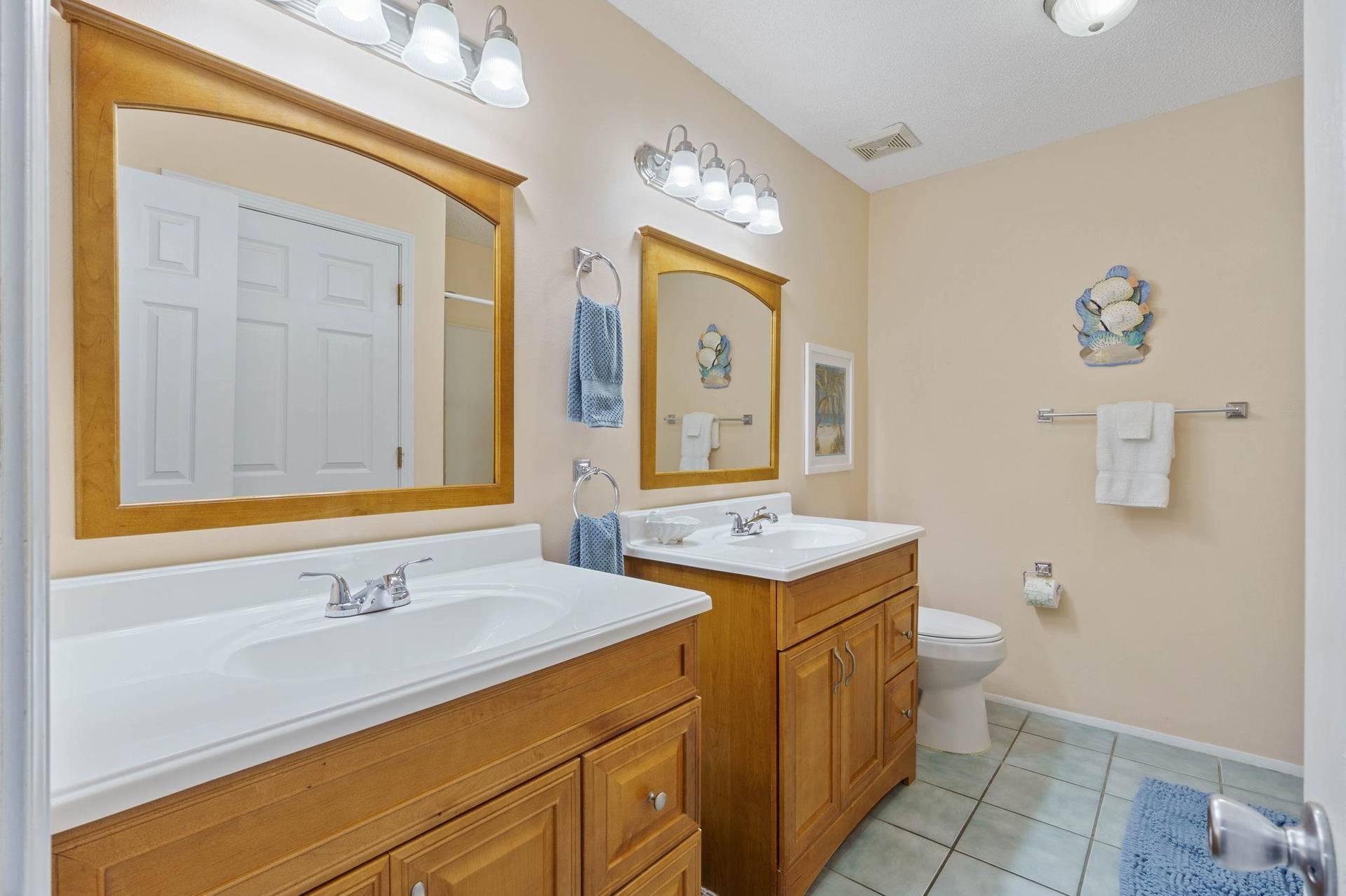 Upstairs Full Bathroom