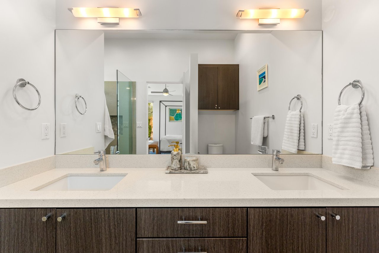 Primary en suite bathroom