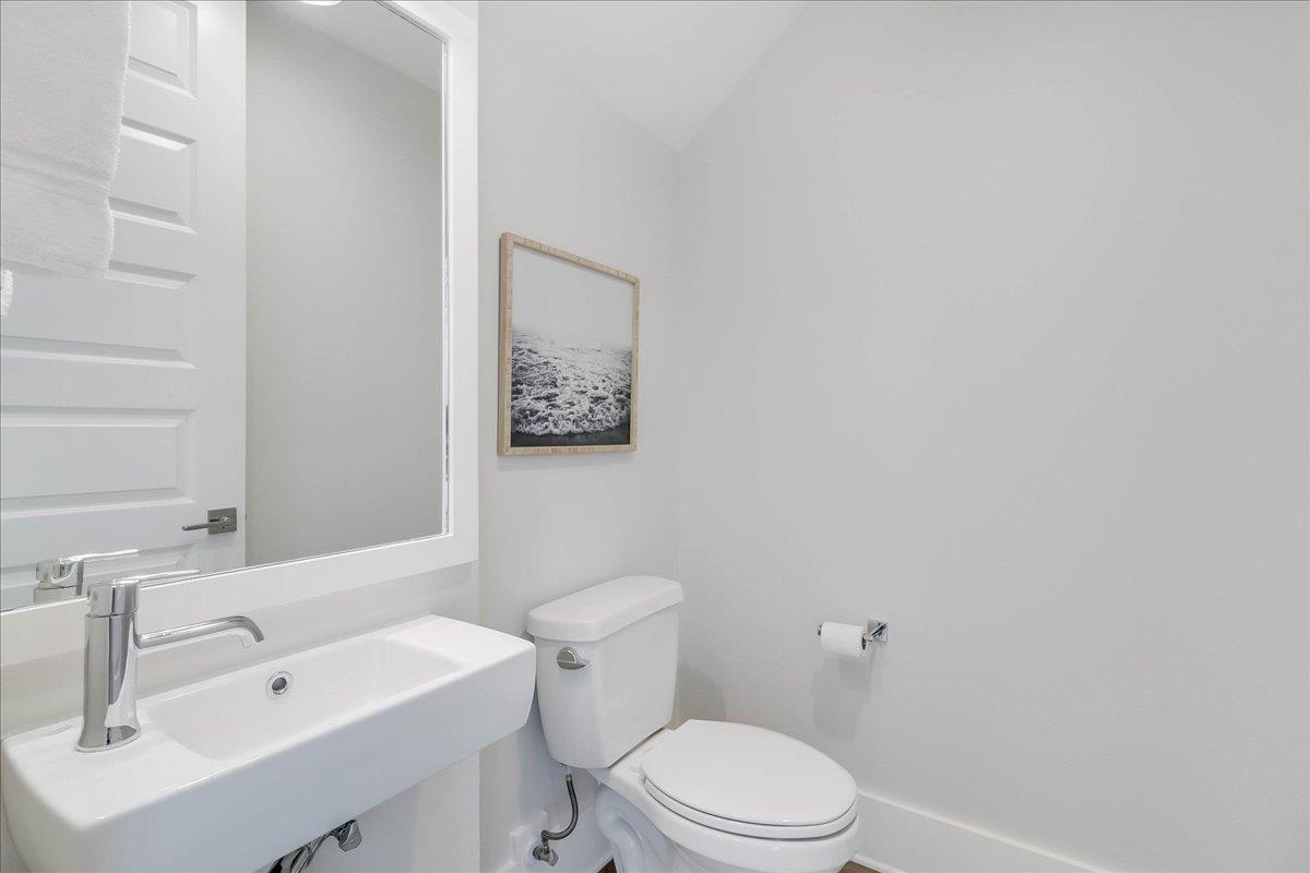 Powder Room, 1st Floor