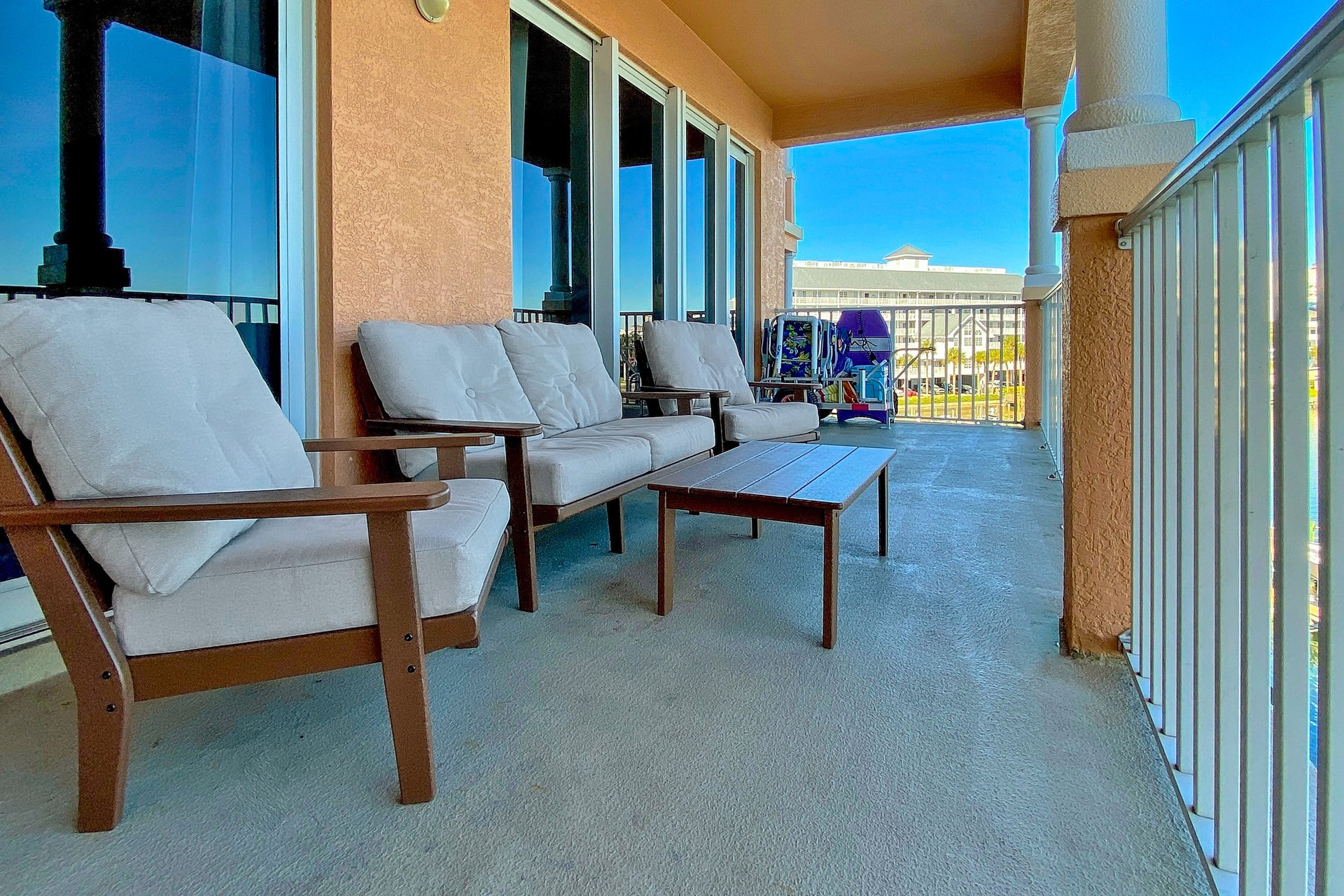 Harborview Grande 404 23