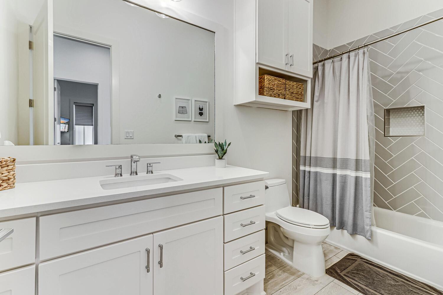 Shared Bathroom, 2nd Floor