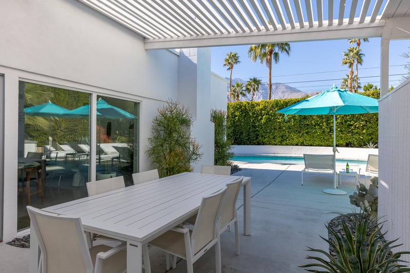 Al fresco dining for six