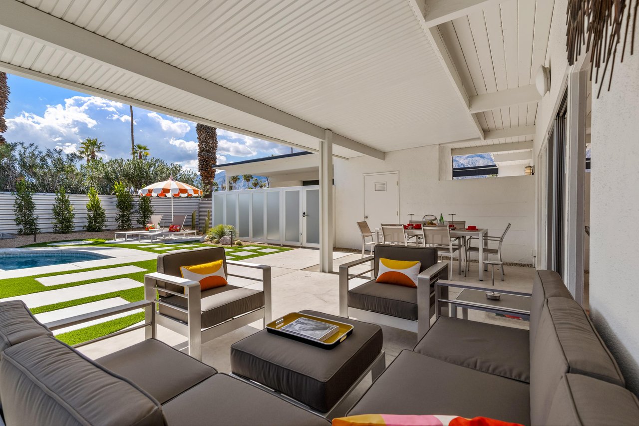 Al fresco lounge and dining area