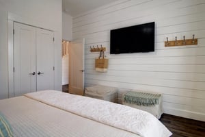 1st Floor King Bedroom