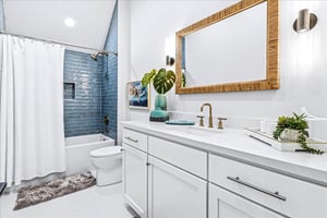 Queen Bathroom, 3rd Floor