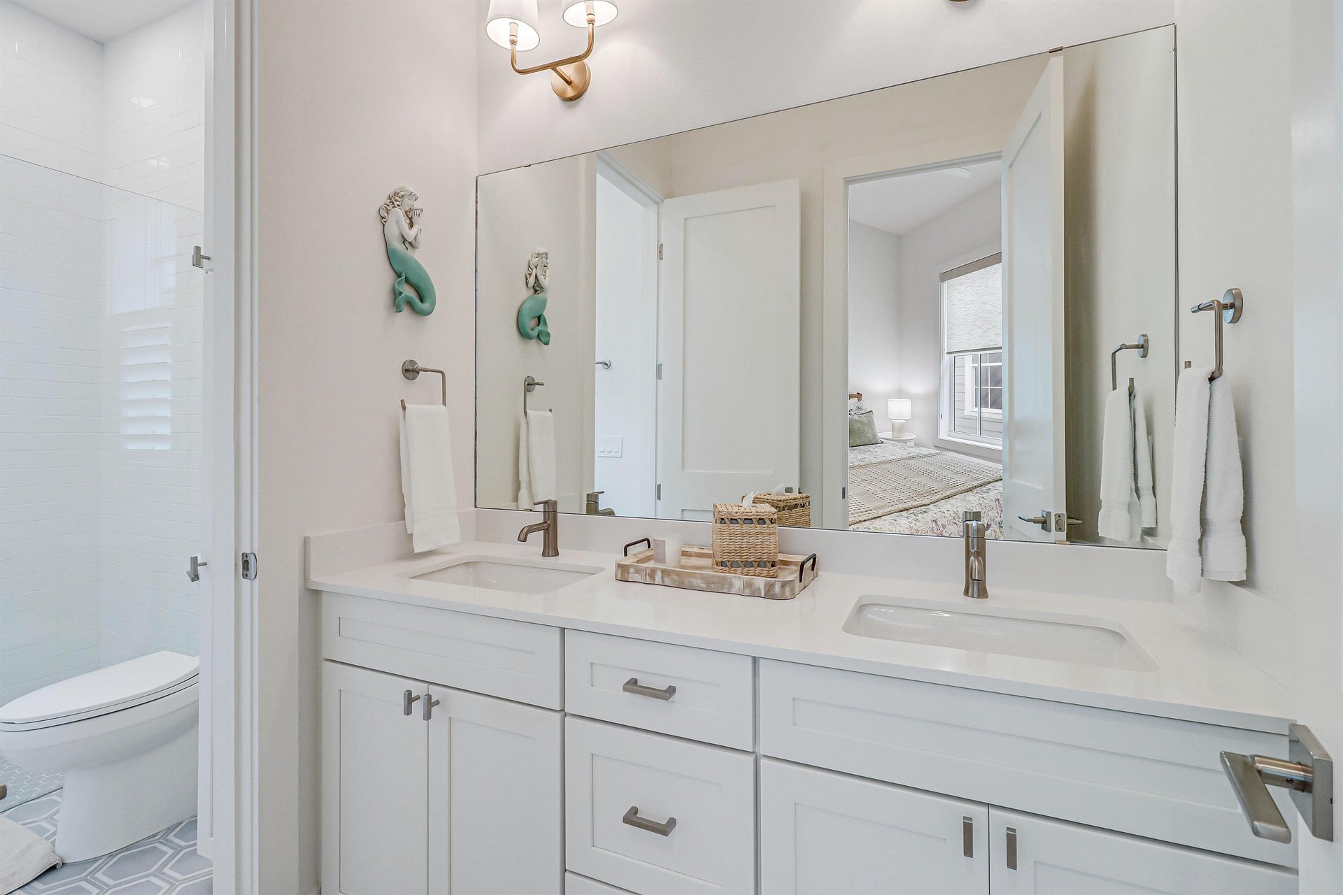 2nd Floor, Shared Bathroom