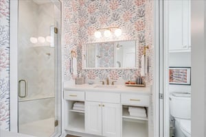 Second King Bathroom, 1st Floor