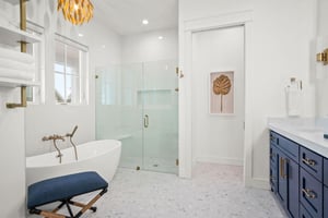 King Bathroom, 2nd Floor