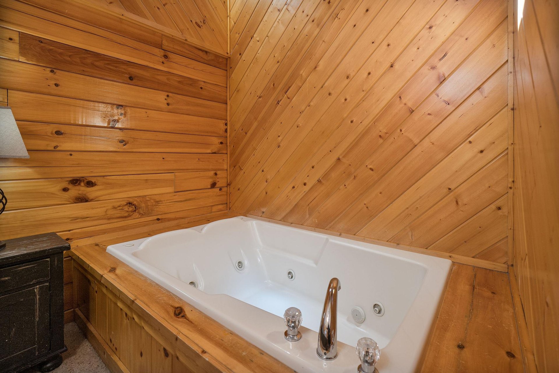 Jacuzzi tub