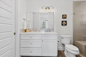 King Bedroom Ensuite, 1st Floor