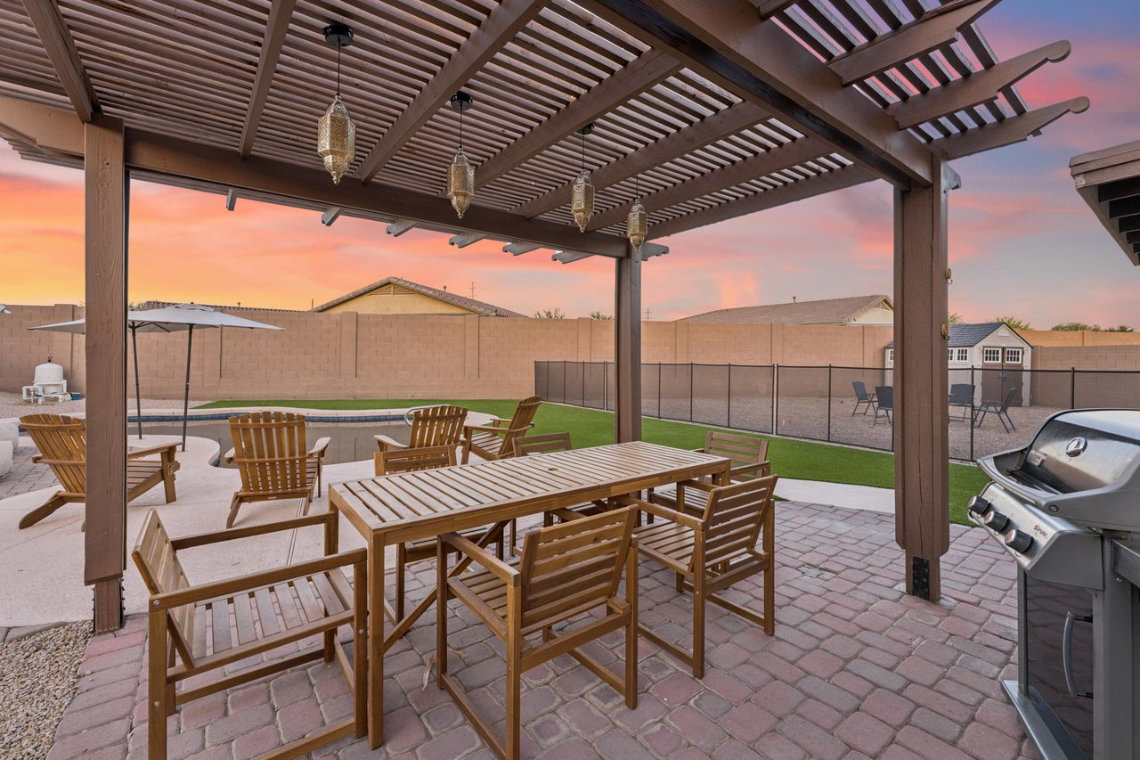 Outdoor dining space for 6 guests.