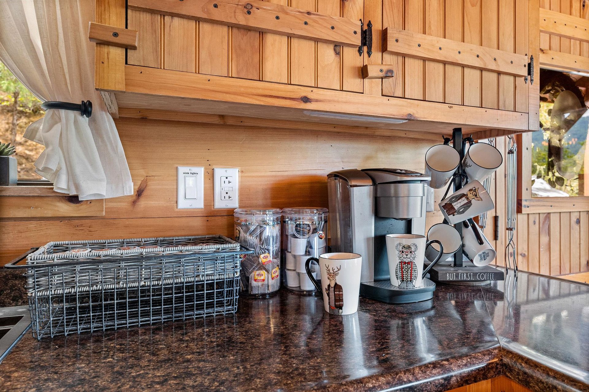 kuerig with pods and mugs