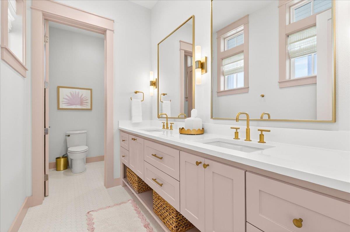 First King Bathroom, 2nd Floor