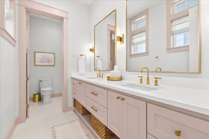 First King Bathroom, 2nd Floor