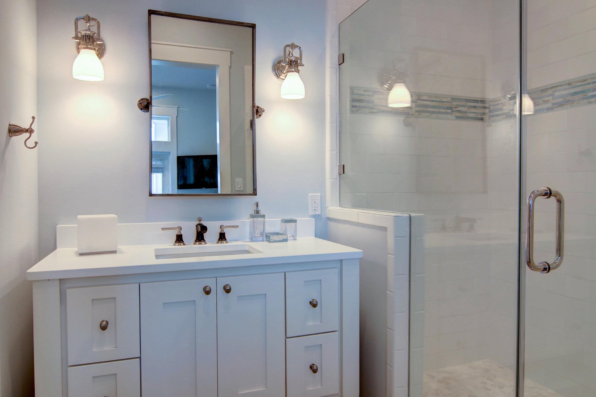 Left Queen Bathroom, 1st Floor