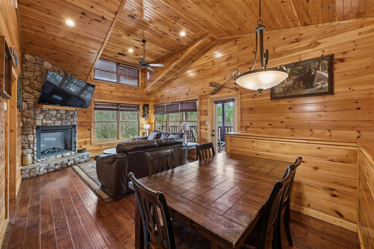 09Dining Area