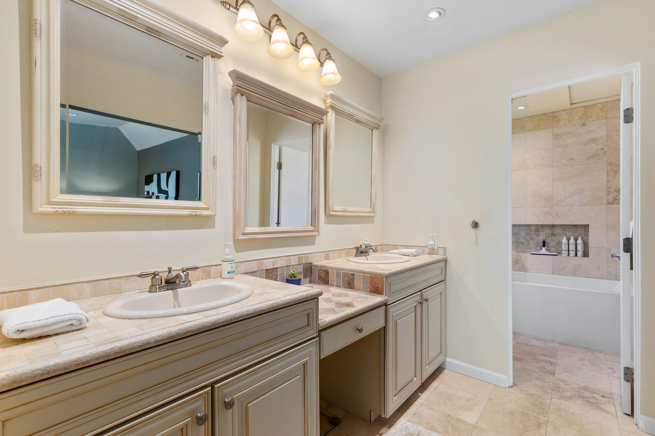 Dual vanity sinks and a tubshower combination.