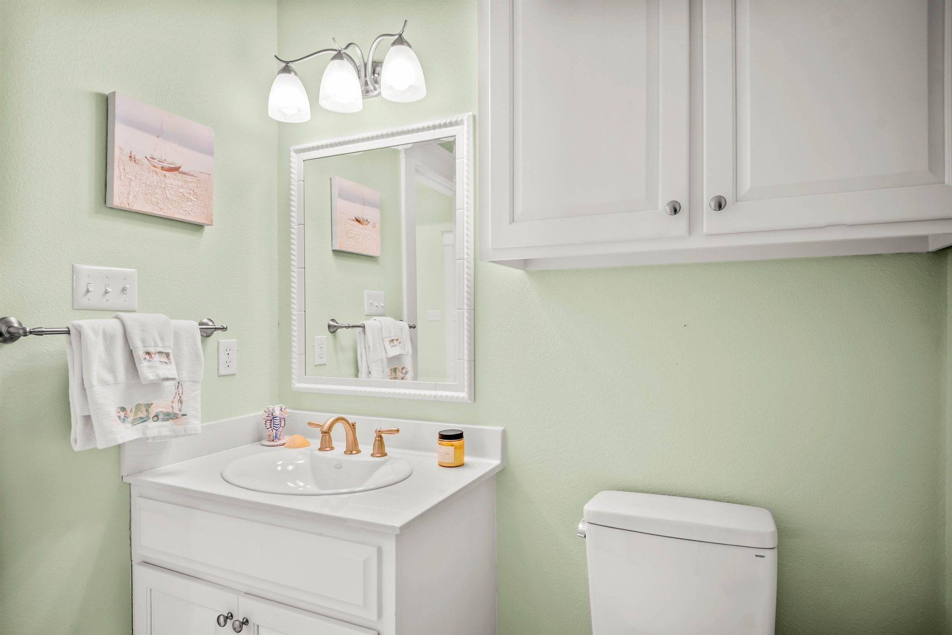 1st King Bathroom, 1st Floor