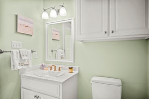 1st King Bathroom, 1st Floor