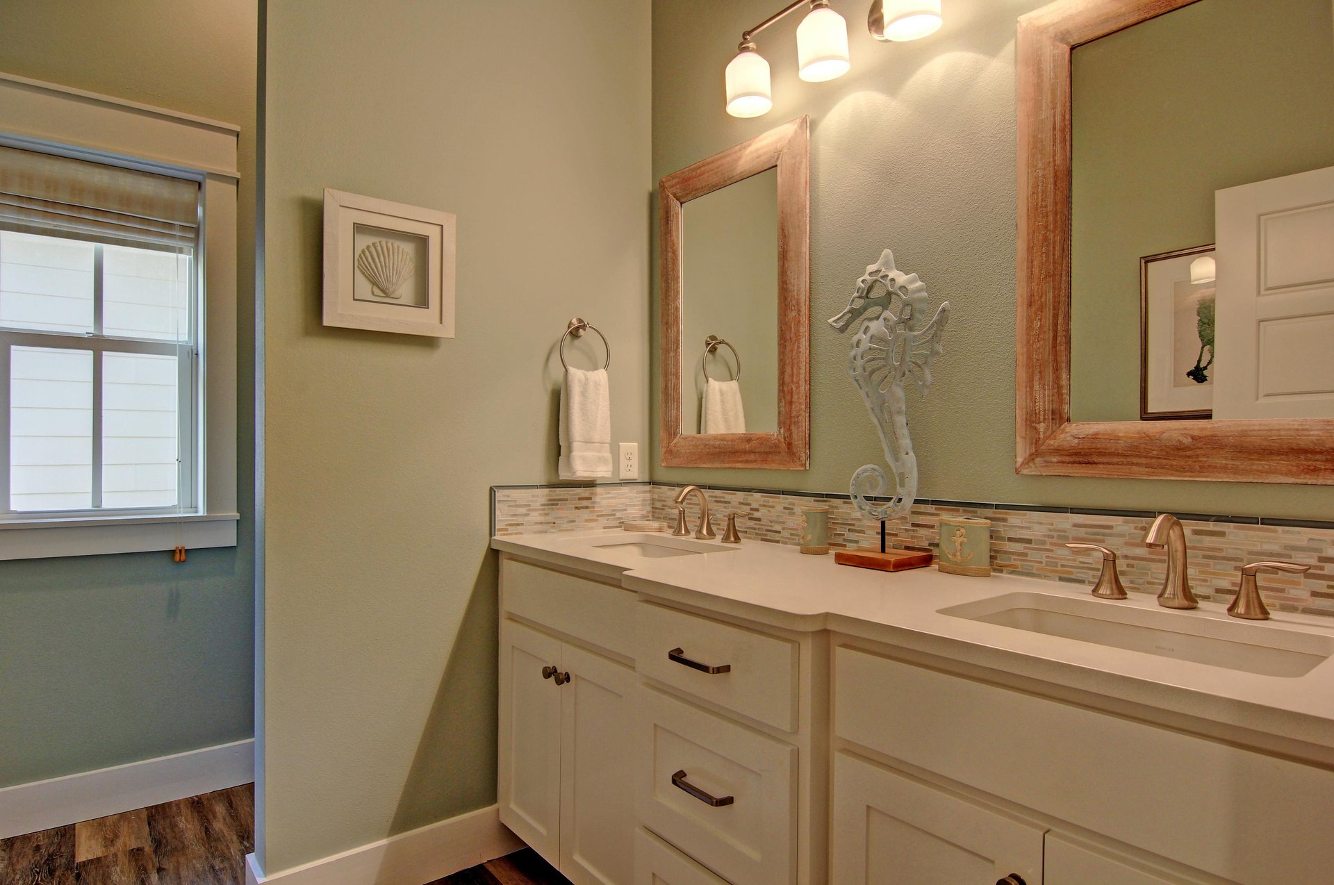 Second King Bathroom, 2nd Floor