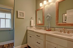 Second King Bathroom, 2nd Floor