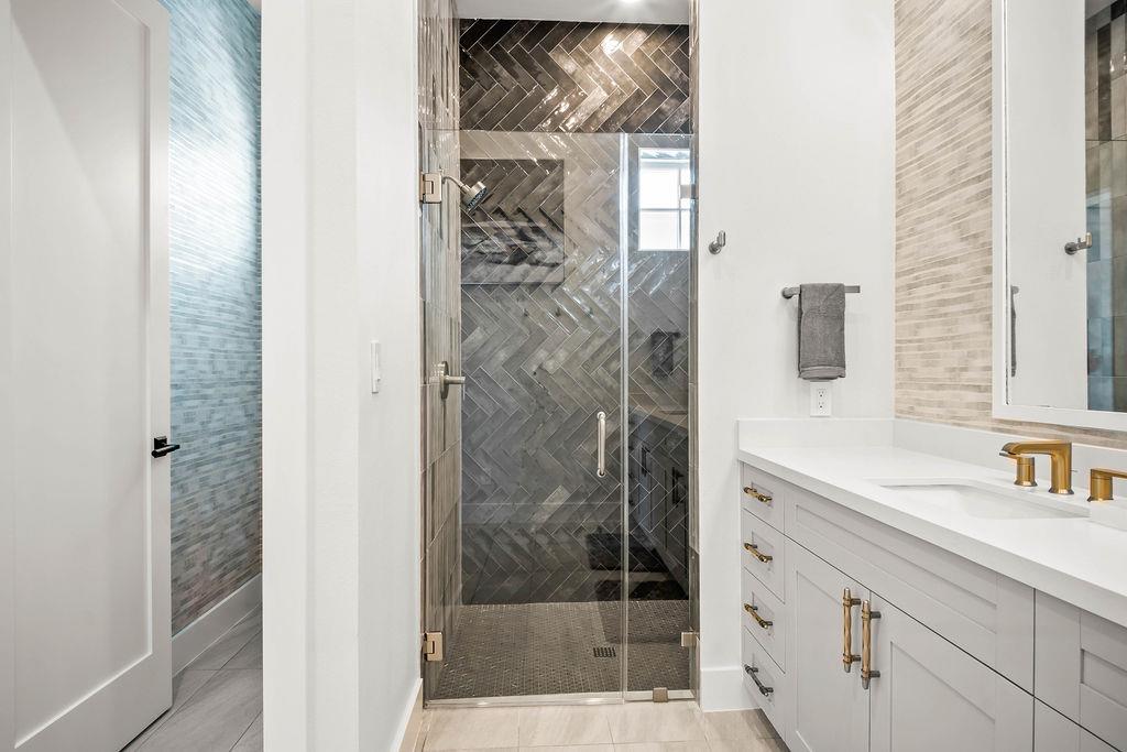 3rd King Bathroom, 2nd Floor