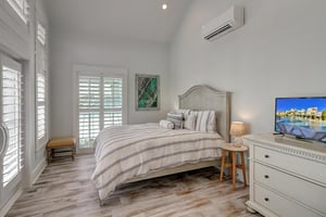 Queen Bedroom With Private Front Balcony, 3rd Floor