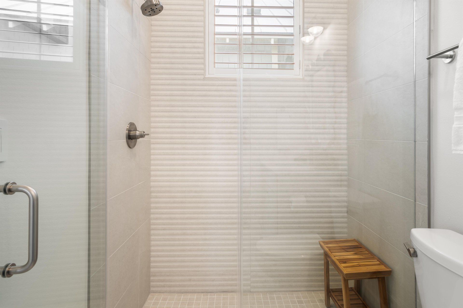 King Bathroom, 2nd Floor