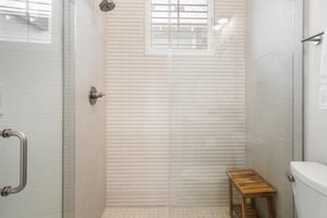 King Bathroom, 2nd Floor