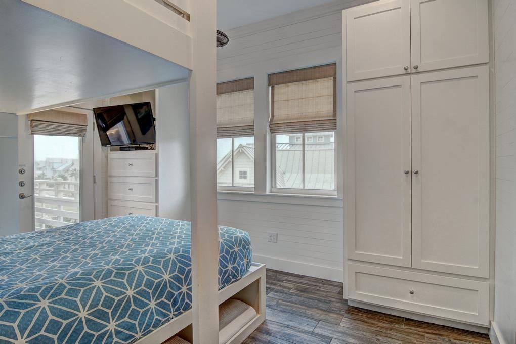 TwinQueen Bunk Room With Balcony Access