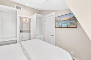 2nd Floor, Queen Bedroom