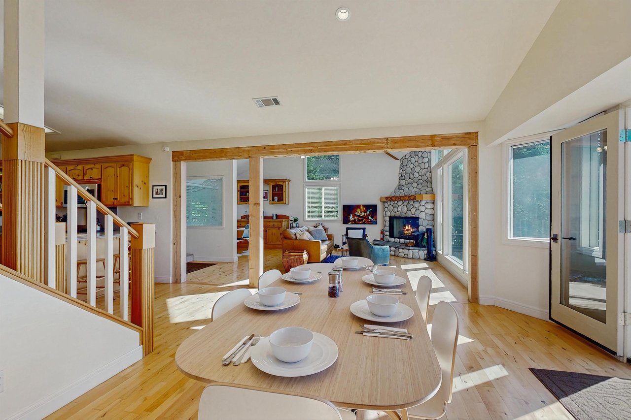 Dining area with table and chairs for 6 guests