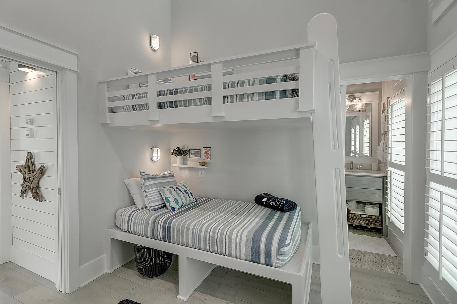 2nd Floor TwinTwin, TwinQueen Bunk Room