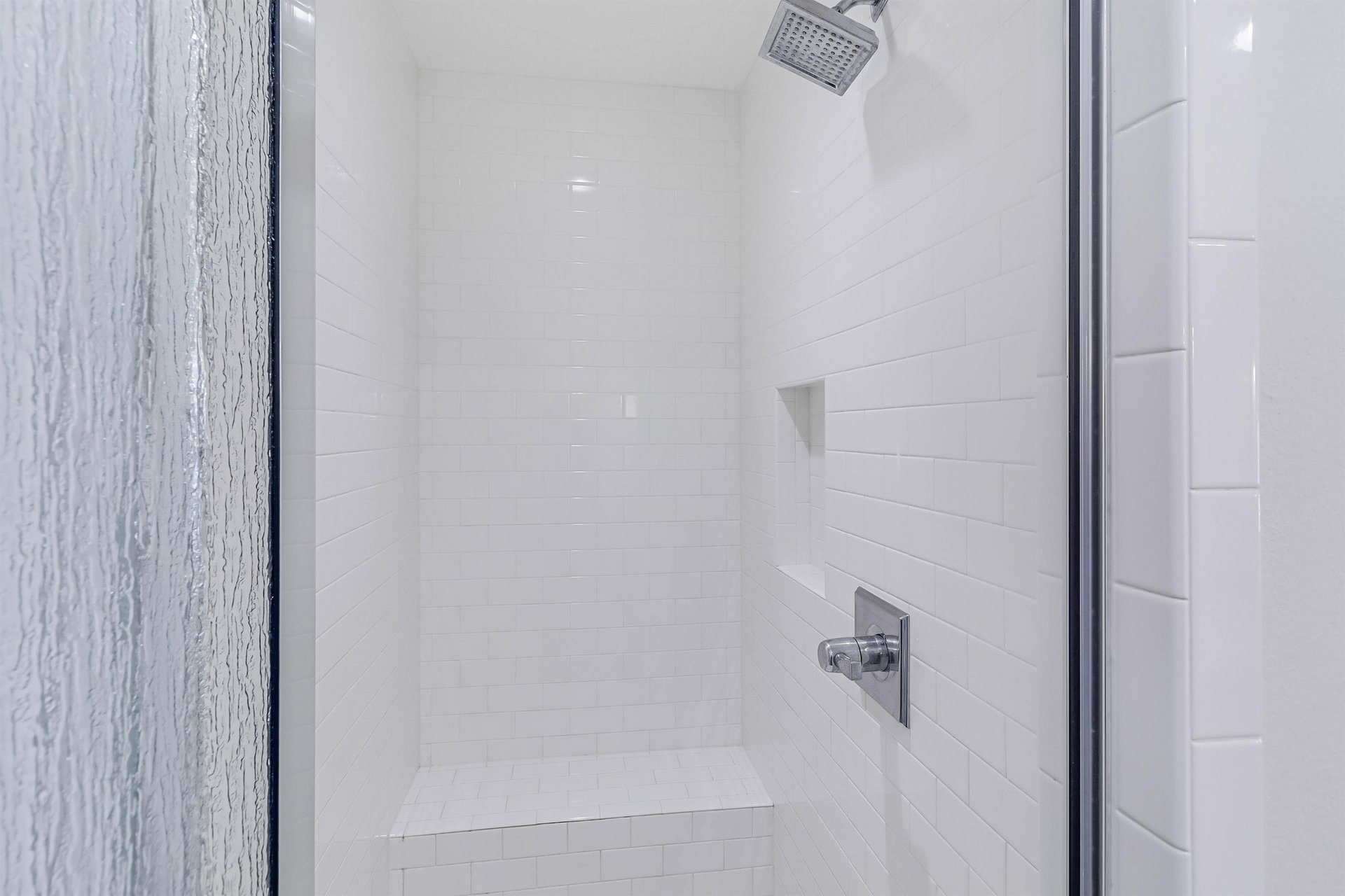 Back King Bathroom, 1st Floor