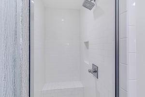 Back King Bathroom, 1st Floor