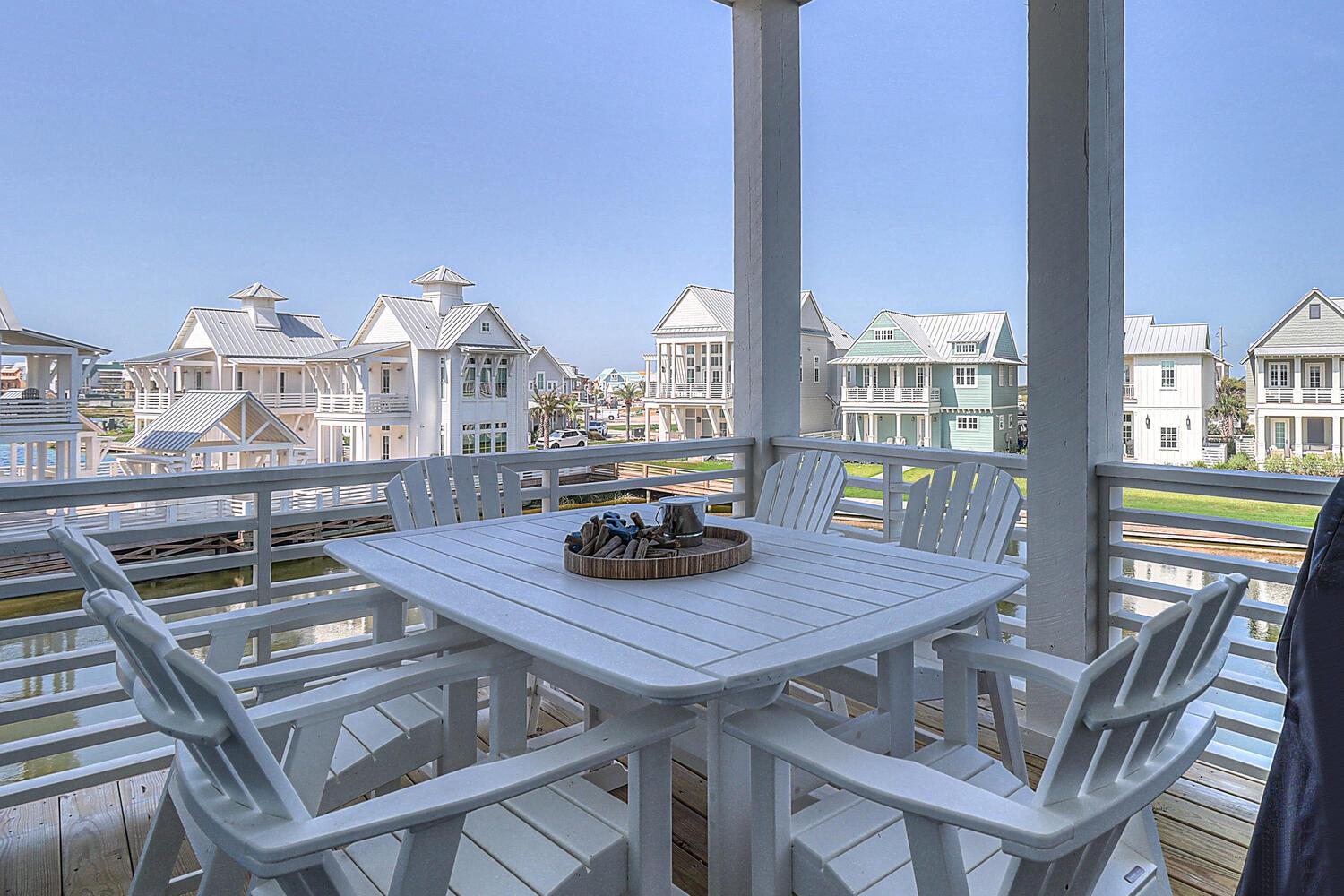 Outdoor Dining with Lake View, 2nd Floor