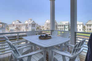 Outdoor Dining with Lake View, 2nd Floor