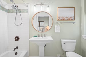 King Bathroom, 1st Floor