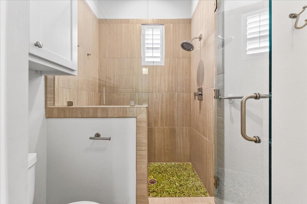 1st Floor, Second King Bathroom