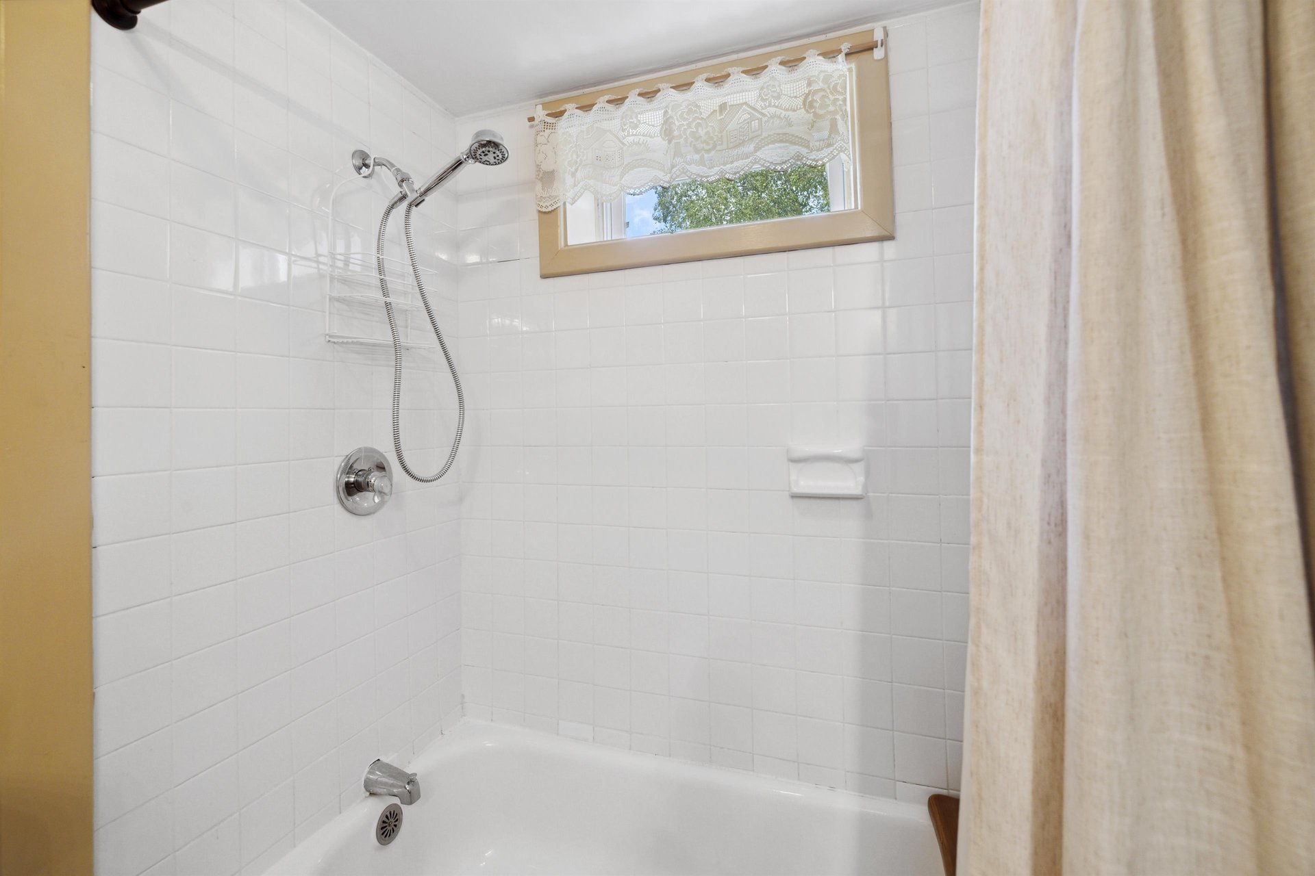Bathtub w shower