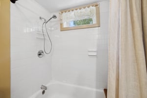 Bathtub w shower