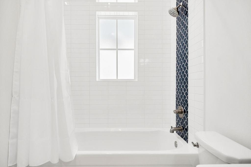 2nd King Bathroom, 2nd Floor