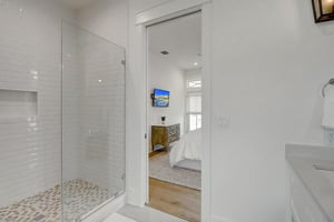 2nd Floor King Bathroom