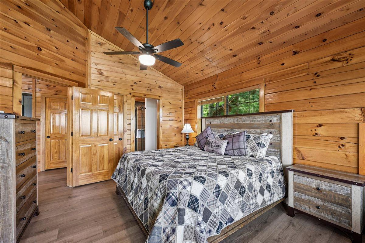 18Primary Bedroom