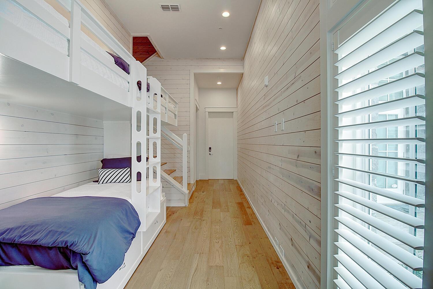 Hallway Bunkbeds, 1st Floor