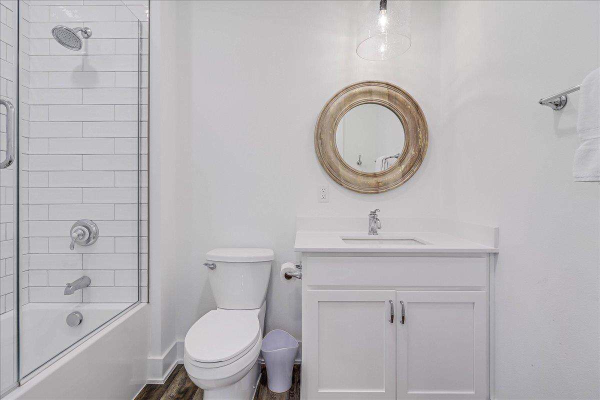 Third King Bathroom, 1st Floor