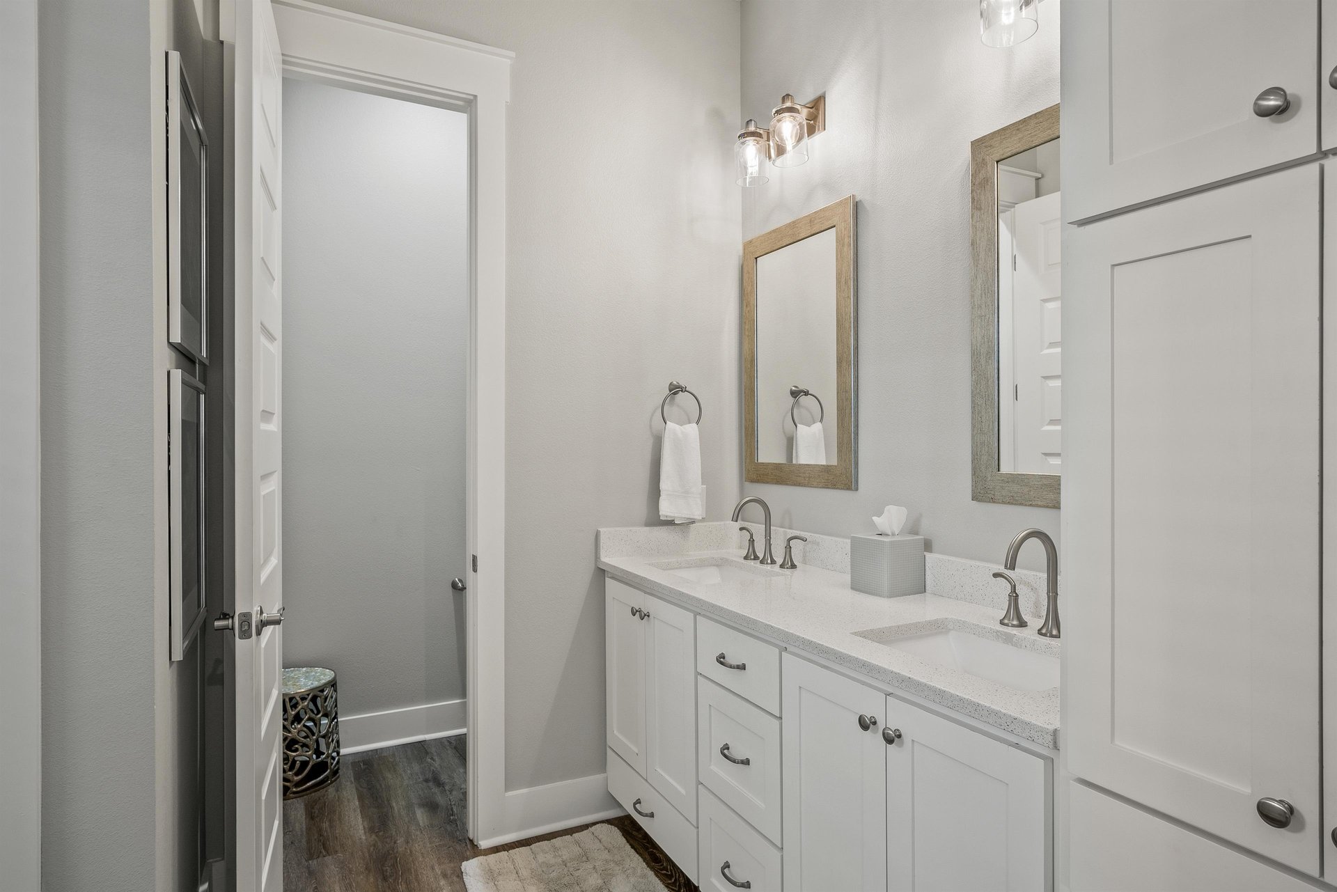 King Bathroom, 2nd Floor