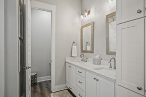 King Bathroom, 2nd Floor